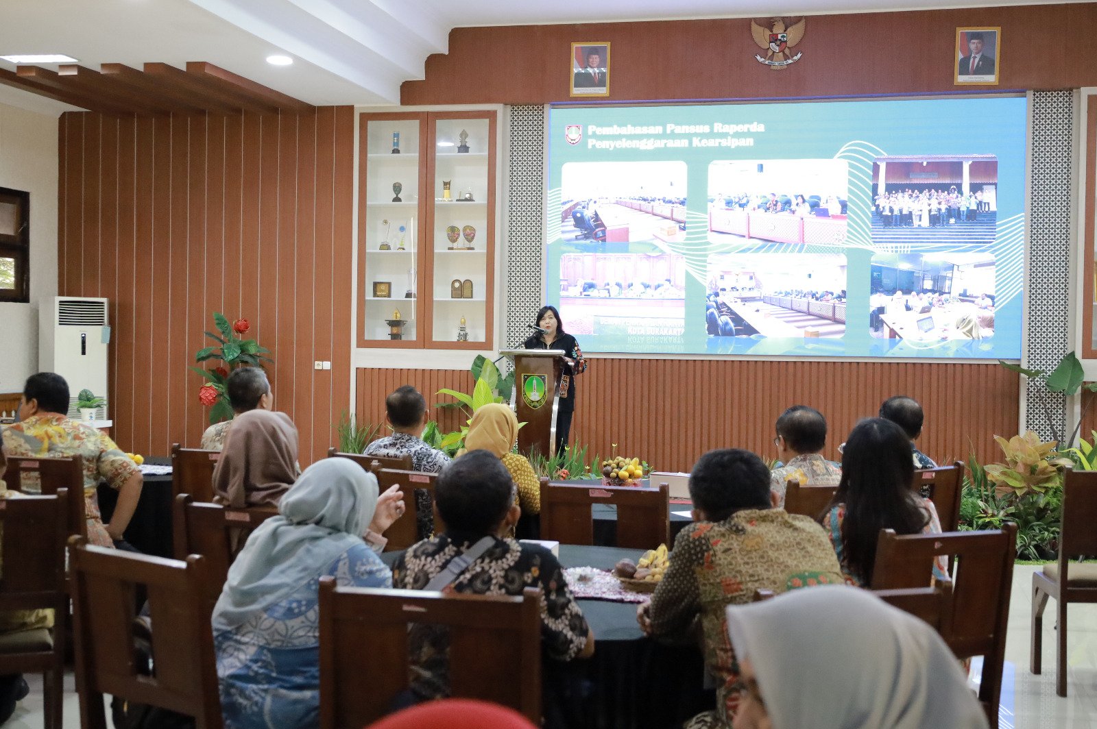 Warga menghadiri sosialisasi di ruang rapat Sekretariat DPRD Kota Surakarta